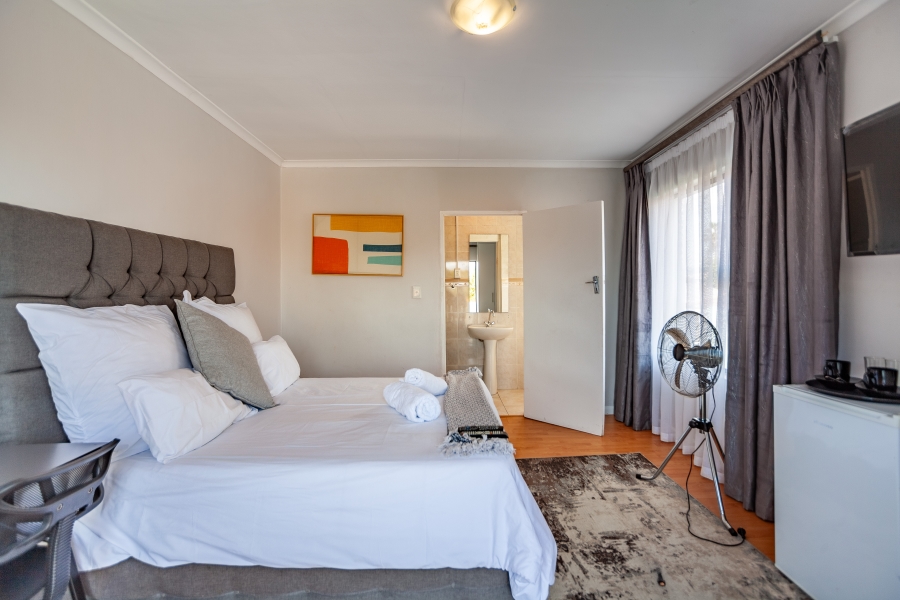8 Bedroom Property for Sale in Milnerton Ridge Western Cape